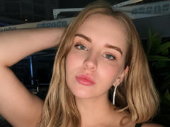 MollCharlyne from xLoveCam