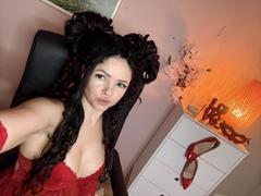 MollyBrunett - female with black hair and  big tits webcam at xLoveCam