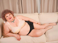 MomCum - female with red hair webcam at xLoveCam