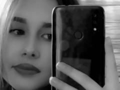 MonaCloudI - female with brown hair webcam at xLoveCam