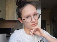 MonaCloudI - female with brown hair webcam at xLoveCam