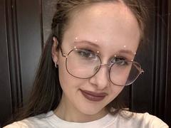 MonaCloudI - female with brown hair webcam at xLoveCam