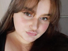 MonaSteele - female with brown hair webcam at xLoveCam