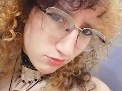 MussCake - blond female webcam at xLoveCam