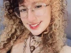 MussCake - blond female webcam at xLoveCam