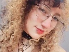 MussCake - blond female webcam at xLoveCam