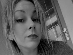 Mylee - blond female with  big tits webcam at xLoveCam