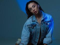 SophieWades - female with brown hair and  big tits webcam at LiveJasmin