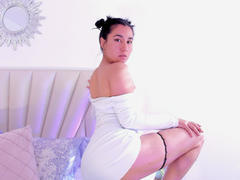 Derieri - female with black hair and  big tits webcam at xLoveCam