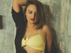 LuciaLue - female with brown hair and  big tits webcam at xLoveCam