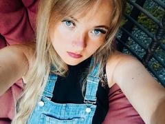 NicoleDreamss - blond female with  big tits webcam at xLoveCam