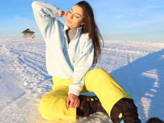 NinaCrystalX - female with brown hair webcam at ImLive