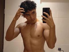 NoahJhoness - male webcam at LiveJasmin