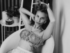 Nynaeexe - blond female webcam at xLoveCam