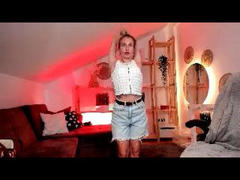 Nynaeexe - blond female webcam at xLoveCam