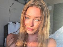 OksiEvans - blond female webcam at xLoveCam