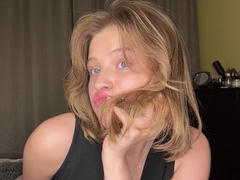OlimpiaWiatrek - blond female webcam at xLoveCam