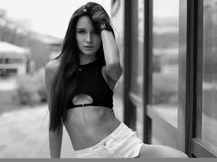 OliviaMuur - female with brown hair webcam at LiveJasmin