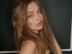 ArinaLips - female with brown hair and  small tits webcam at xLoveCam