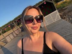 RoseMedina - female with brown hair and  big tits webcam at LiveJasmin