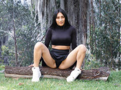 PauletteQui - female with black hair webcam at xLoveCam