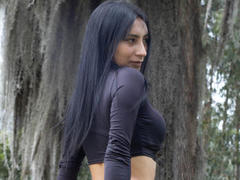 PauletteQui - female with black hair webcam at xLoveCam