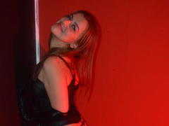 PerlaDivaio - female with red hair and  big tits webcam at xLoveCam