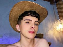 PhillipePinky from xLoveCam