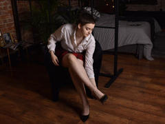 PhoebeJones - female with brown hair webcam at xLoveCam