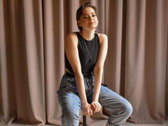 PhoebeJones - female with brown hair webcam at xLoveCam