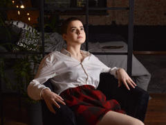 PhoebeJones - female with brown hair webcam at xLoveCam