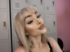 PollyDance - blond female with  small tits webcam at xLoveCam