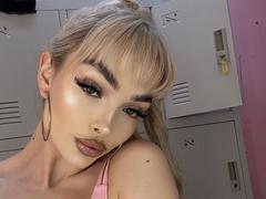 PollyDance - blond female with  small tits webcam at xLoveCam