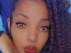 QueenBean - female with black hair webcam at xLoveCam