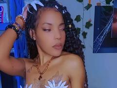 QueenBean - female with black hair webcam at xLoveCam