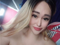 QuuenBeeTs - shemale webcam at xLoveCam