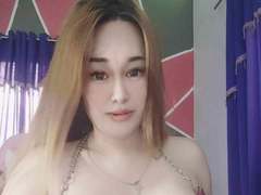 QuuenBeeTs - shemale webcam at xLoveCam