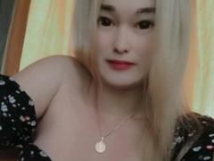 QuuenBeeTs from xLoveCam