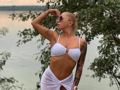 RedLara - blond female webcam at xLoveCam