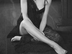 ReveMignoneX - female with black hair webcam at xLoveCam