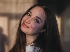 ReynaGueningsman - female with brown hair and  big tits webcam at xLoveCam
