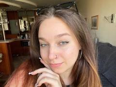 ReynaGueningsman - female with brown hair and  big tits webcam at xLoveCam