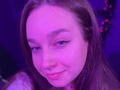 ReynaGueningsman - female with brown hair and  big tits webcam at xLoveCam