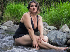 SussyFoxy - female with brown hair and  big tits webcam at LiveJasmin