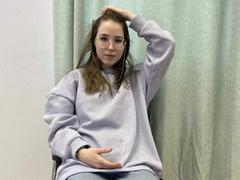 RobbieElsa - female with brown hair webcam at xLoveCam
