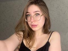 RobbieElsa - female with brown hair webcam at xLoveCam