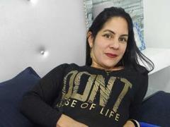 RoraimAnaggie - female with brown hair webcam at xLoveCam