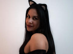 RoraimAnaggie - female with brown hair webcam at xLoveCam