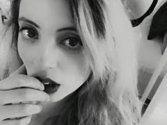 Rosalinnes - female with red hair and  big tits webcam at xLoveCam