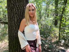 Rosavelle from xLoveCam
